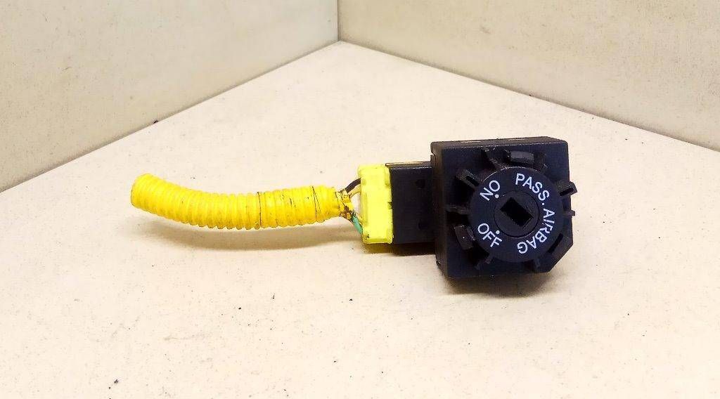 кнопка Airbag Mitsubishi Colt 6 поколение (Z20/Z30) 2005, MN108502, A4548264010 - фото №1