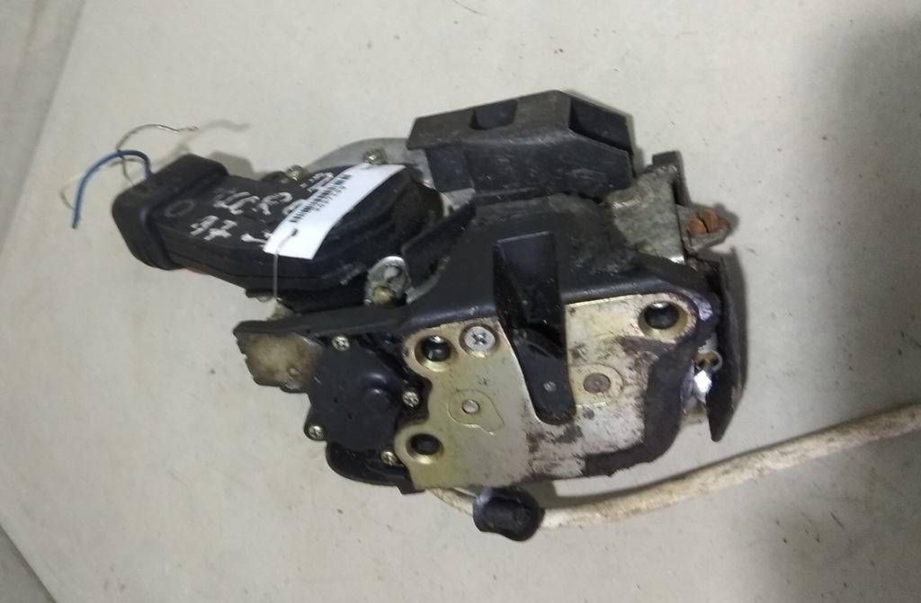 замок двери передней правой Toyota Corolla 8 поколение (E110) 1998, 1.6 л., i, бензин, хетчбэк 5 дв. - фото №1