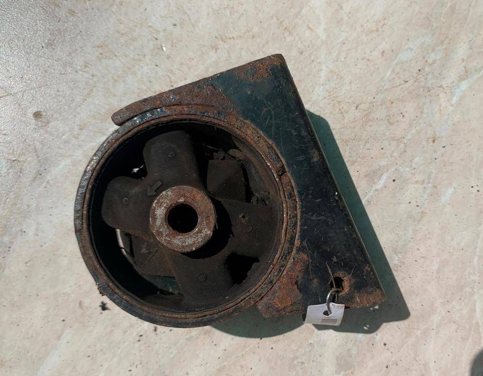 подушка крепления двигателя Toyota Carina E 1 поколение T190 1996, 1.6 л., i, бензин - фото №1