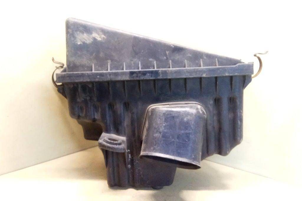 корпус воздушного фильтра Toyota Avensis 1 поколение (T220) 1998, 2.0 л., TD, дизель, 17701-74260, 114040-2470 - фото №1