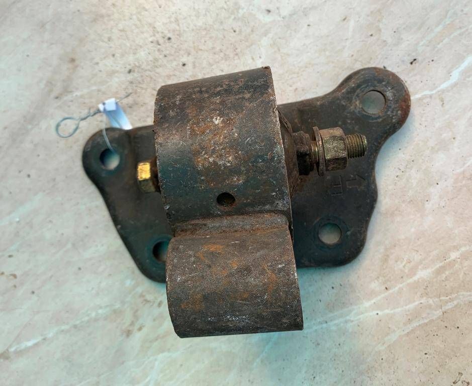 подушка крепления двигателя Mitsubishi Lancer 6 поколение 1997, 1.3 л., i, бензин - фото №1