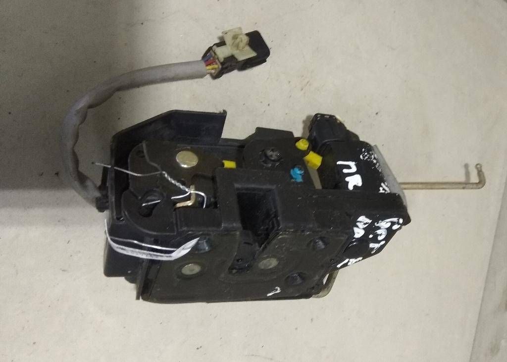 замок двери передней правой Hyundai Getz 1 поколение 2004, 1.4 л., i, бензин, хетчбэк 5 дв., 813201C000, 813201C021 - фото №1