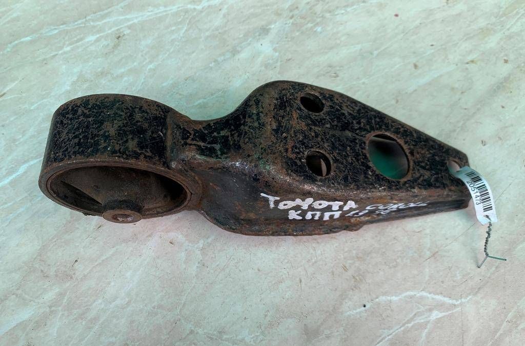подушка крепления КПП Toyota Corolla 7 поколение (E100) 1996, 1.3 л., i, бензин - фото №1