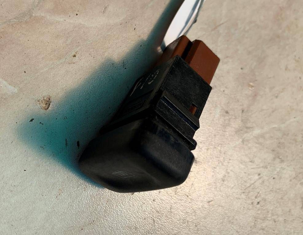 кнопка обогрева заднего стекла Nissan Primera P10 1994 - фото №1