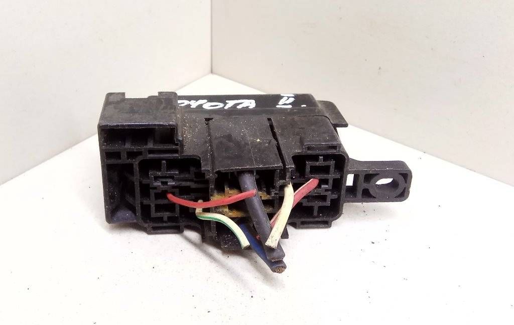 блок предохранителей Toyota Carina T170 1988 - фото №1
