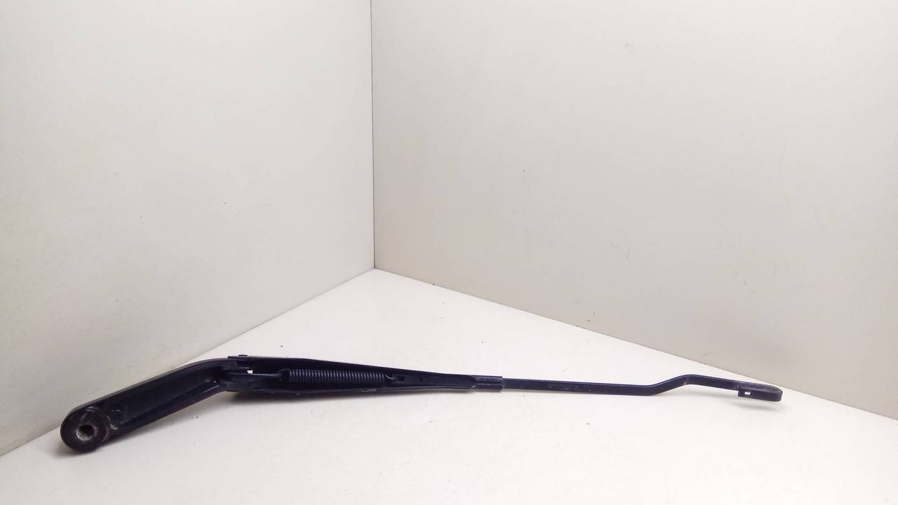 щеткодержатель (поводок стеклоочистителя, дворник) Ford Mondeo 3 поколение 2003, 2.0 л., TDCi, дизель, 5МКПП, серебристый, хетчбэк 5 дв., передний привод, 1S7117526AB - фото №1