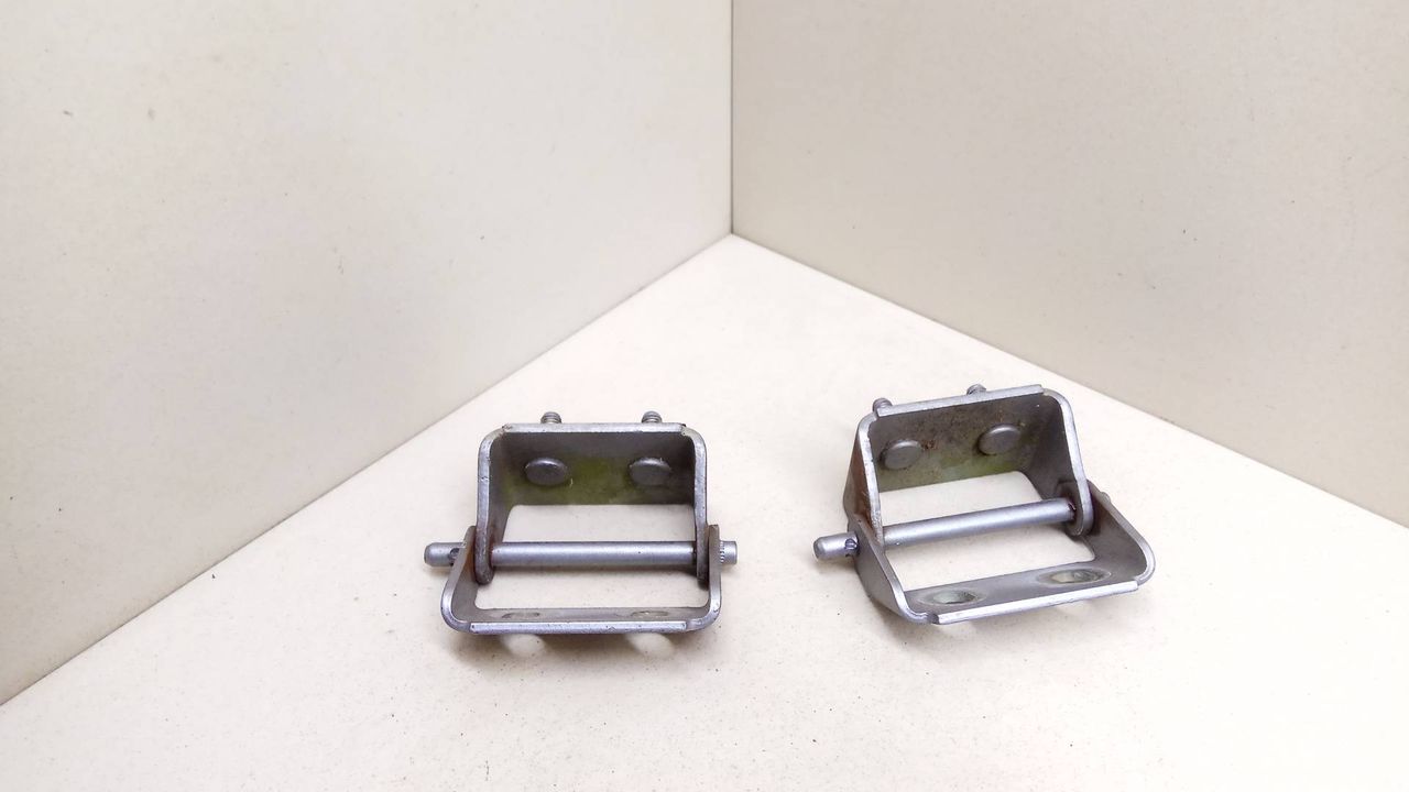 петля крышки багажника Ford Mondeo 3 поколение 2003, 2.0 л., TDCi, дизель, 5МКПП, серебристый, хетчбэк 5 дв., передний привод, 1115680 - фото №1
