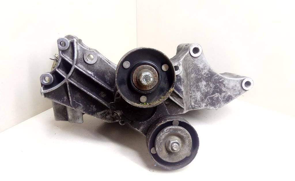 кронштейн генератора Volkswagen Bora 1 поколение 2001, 1.6 л., i, AZD, бензин, 5МКПП, серебристый, универсал, передний привод, 032145169Q - фото №1