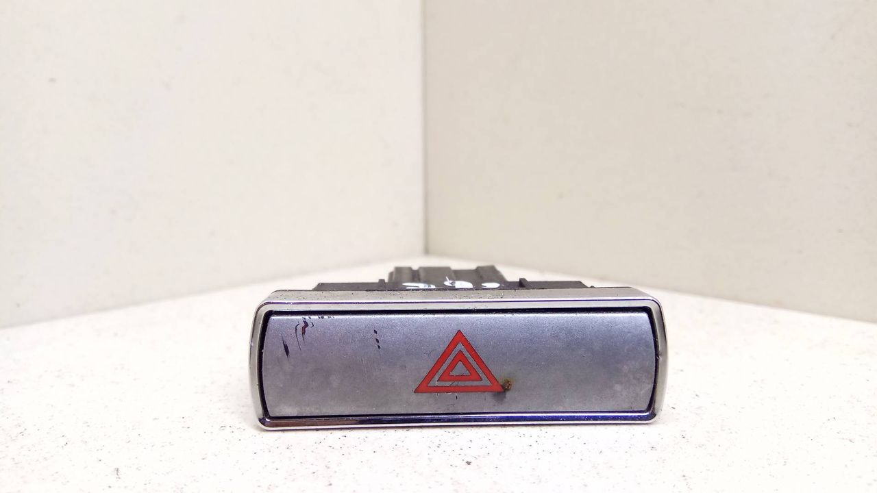кнопка аварийной сигнализации Ford Mondeo 3 поколение 2003, 2.0 л., TDCi, дизель, 5МКПП, серебристый, хетчбэк 5 дв., передний привод, TRW, D3L0A - фото №1