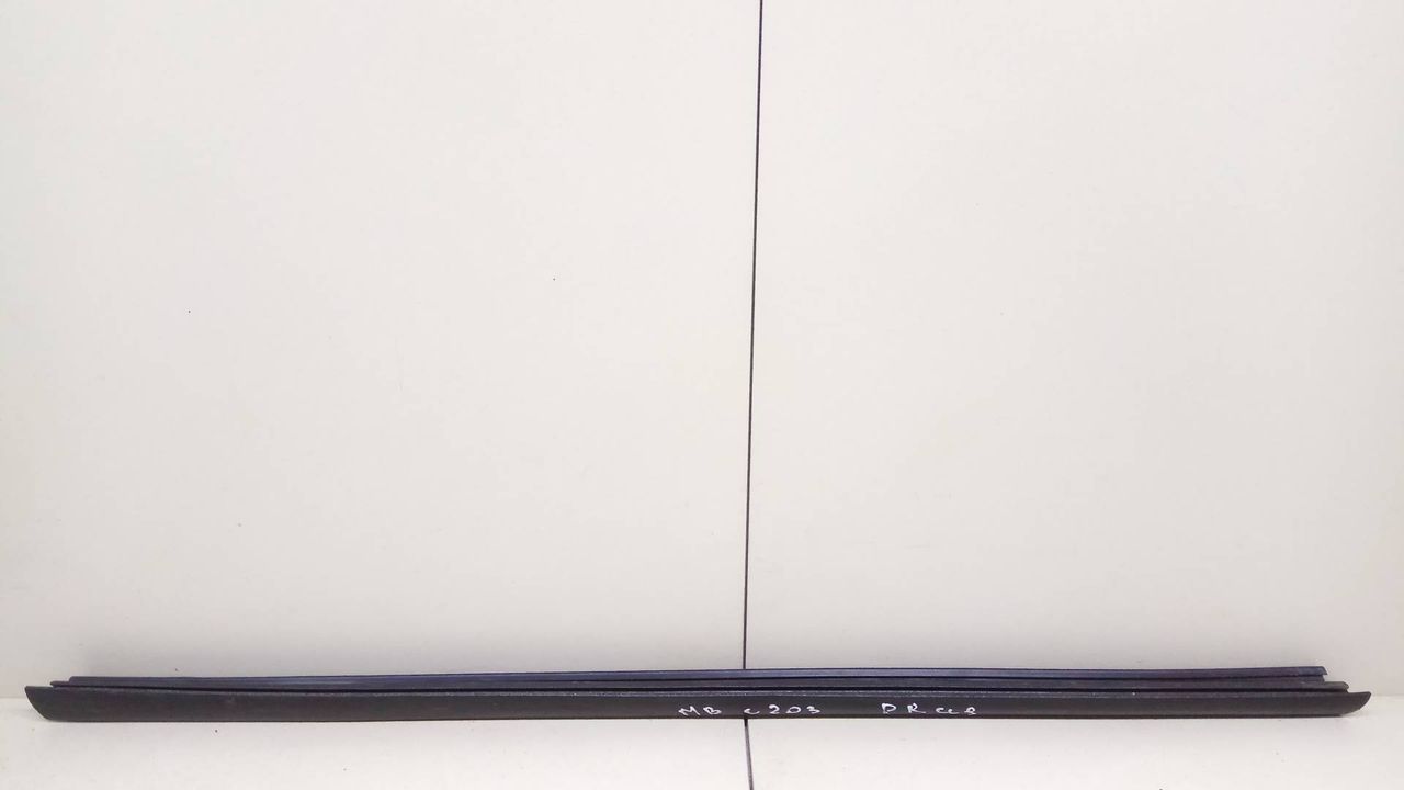 Уплотнитель стекла Mercedes-Benz C-Класс W203/S203/CL203 2003, седан - фото №1