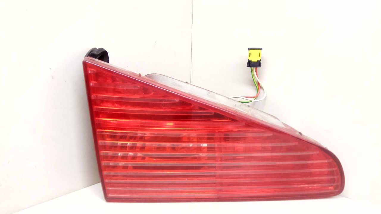 фонарь крышки багажника левый Peugeot 607 1 поколение 2003, 2.2 л., HDi, 4HX (DW12TED4/FAP), дизель, МКПП, темно-серый, седан, передний привод, 714025431701, 6350N2 - фото №1