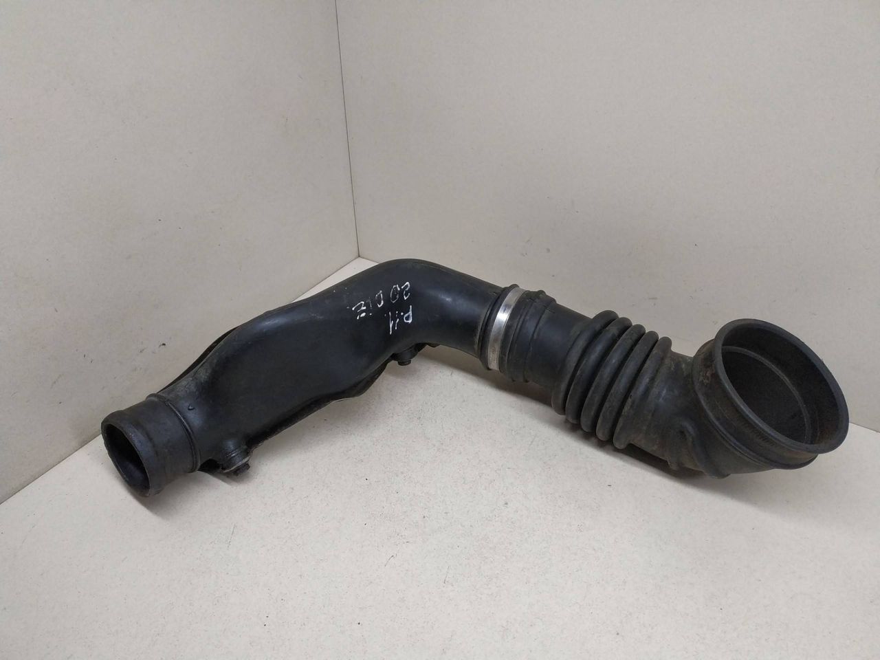 патрубок воздушного фильтра Nissan Primera P11 1998, 2.0 л., дизель, 165782F600, 165782F605 - фото №1