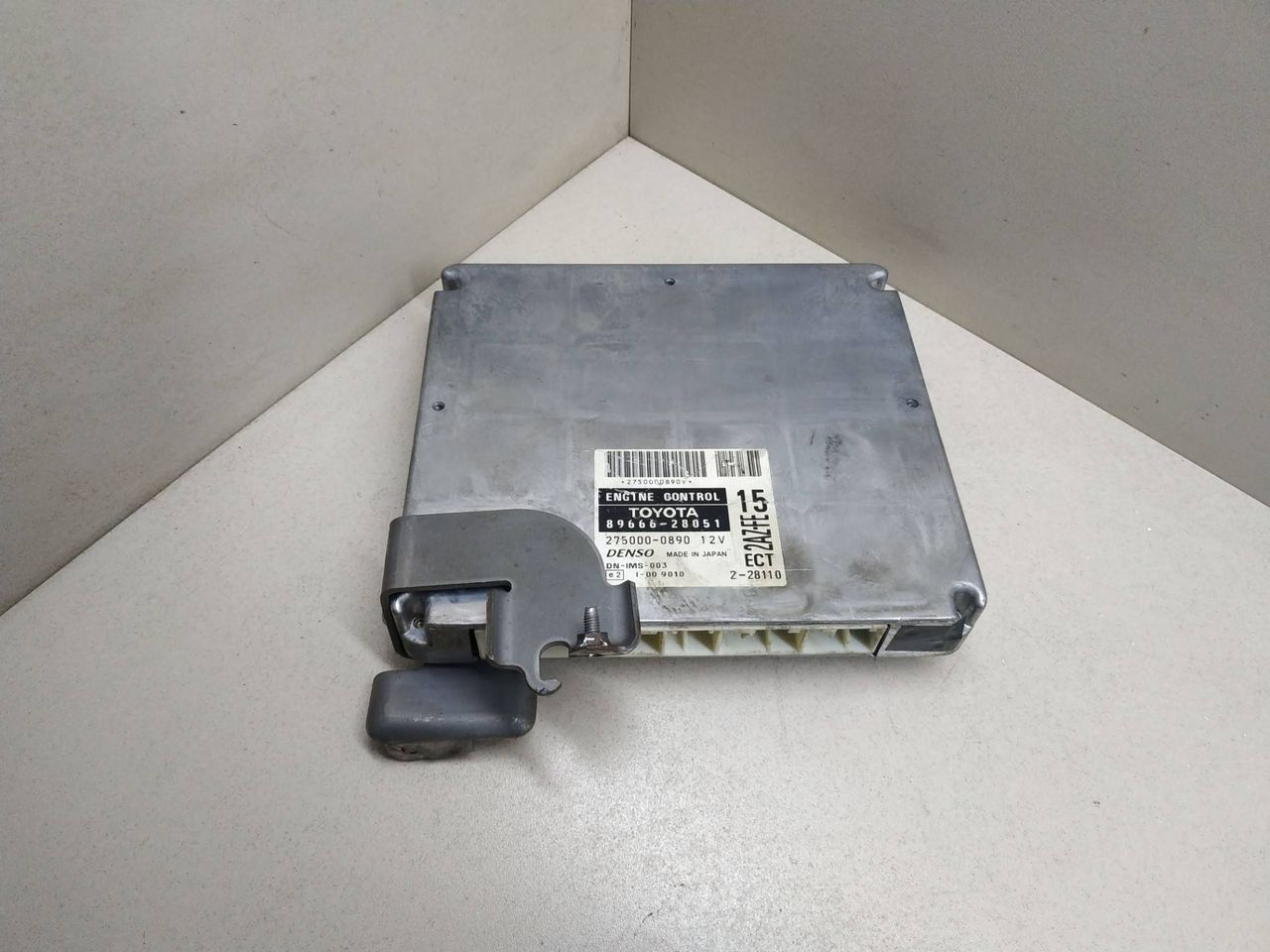 блок управления двигателем Toyota Previa 2 поколение XR30 2003, 2.4 л., бензин, DENSO, 89666-28051, 275000-0890, 2AZ-FE - фото №1