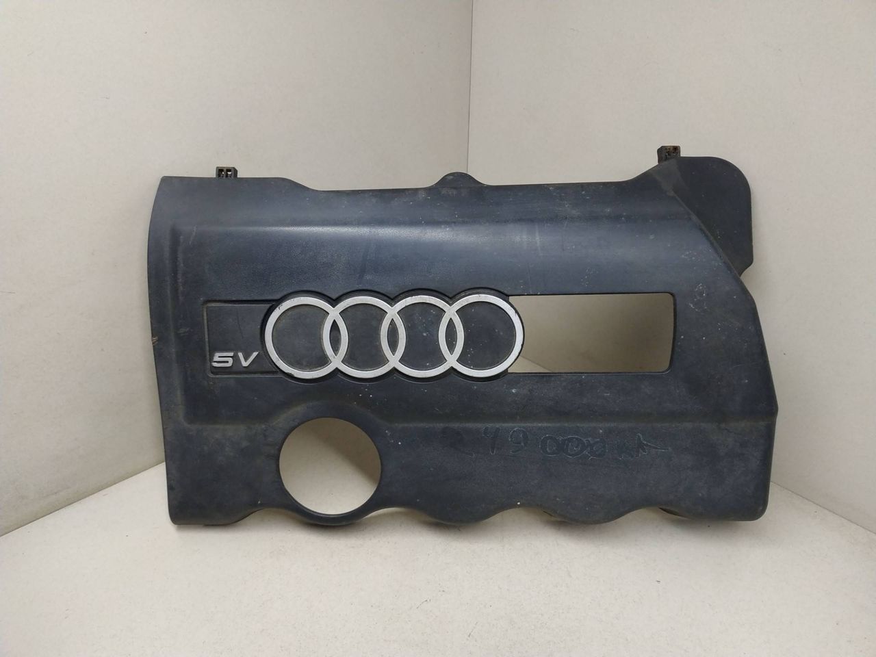 декоративная крышка двигателя Audi A4 B5 1998, 1.8 л., бензин, 058103724C - фото №1