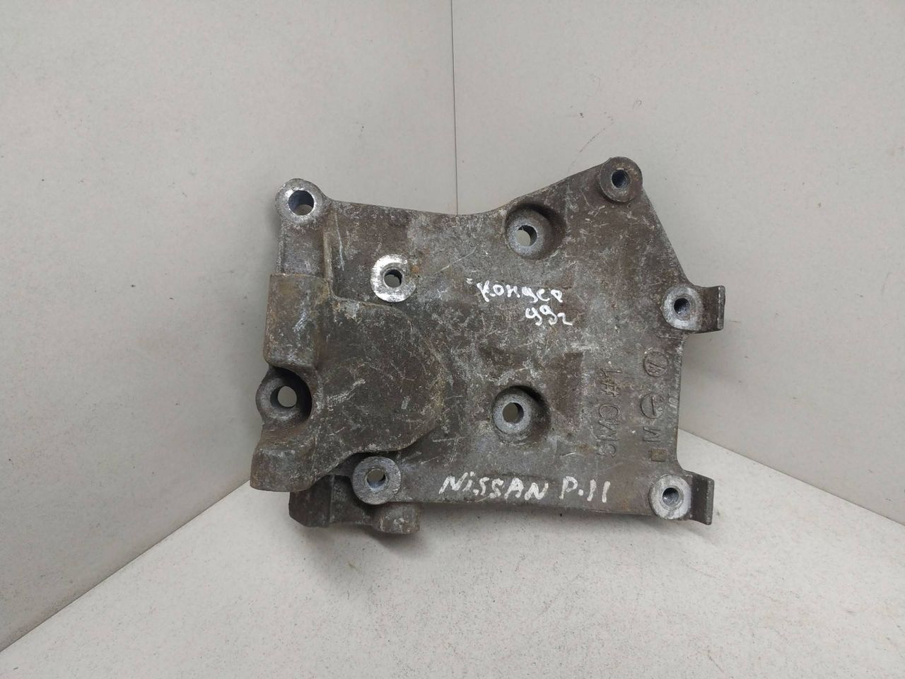 кронштейн компрессора кондиционера Nissan Primera P11 1999 - фото №1