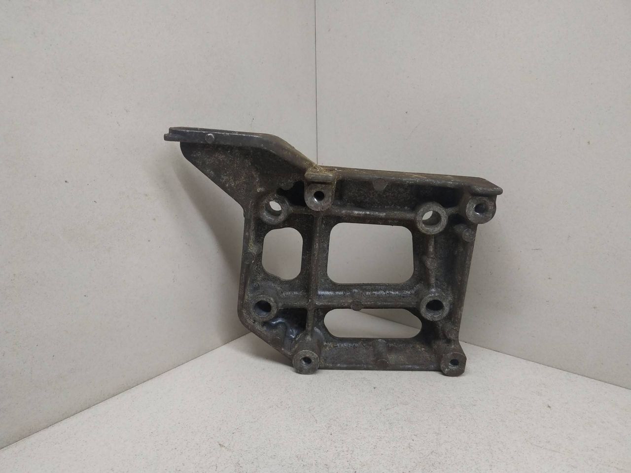 кронштейн компрессора кондиционера Mazda 626 GF 1998 - фото №1