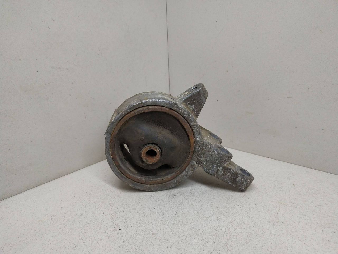 подушка крепления двигателя Nissan Sunny N14 1991, 2.0 л., CD20, дизель, МКПП, белый, седан, передний привод - фото №1