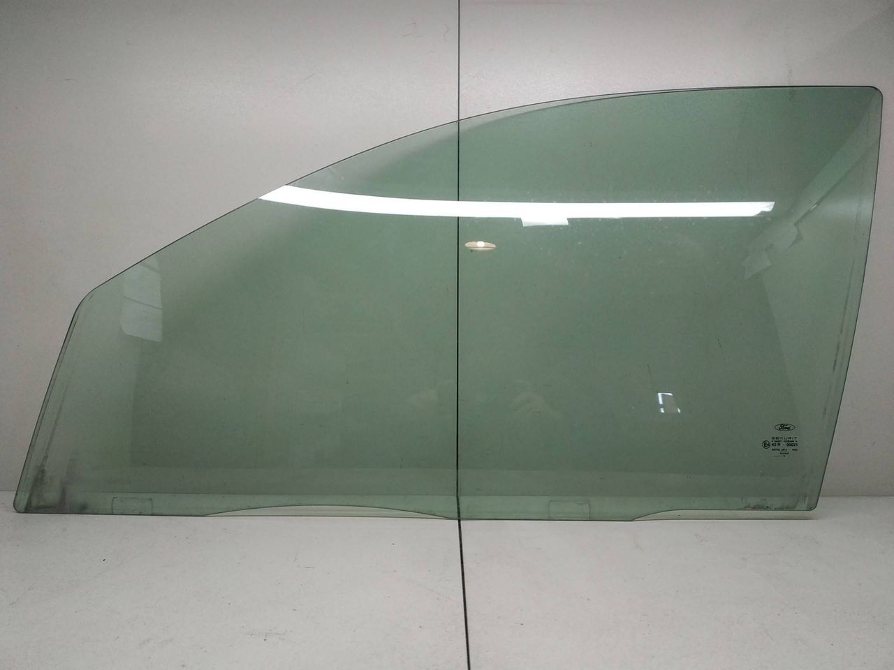 стекло двери передней левой Ford Mondeo 3 поколение 2003, 2.0 л., TDCi, дизель, 5МКПП, серебристый, хетчбэк 5 дв., передний привод, 1116875 - фото №1