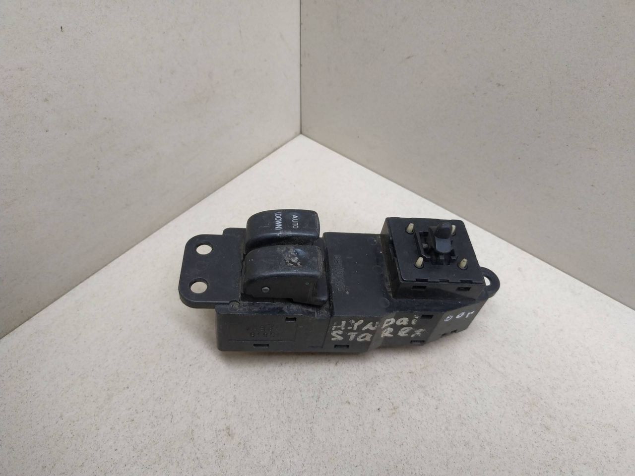 кнопка стеклоподъемника двери передней левой Hyundai H-1 Starex 2000, 621W01940 - фото №1