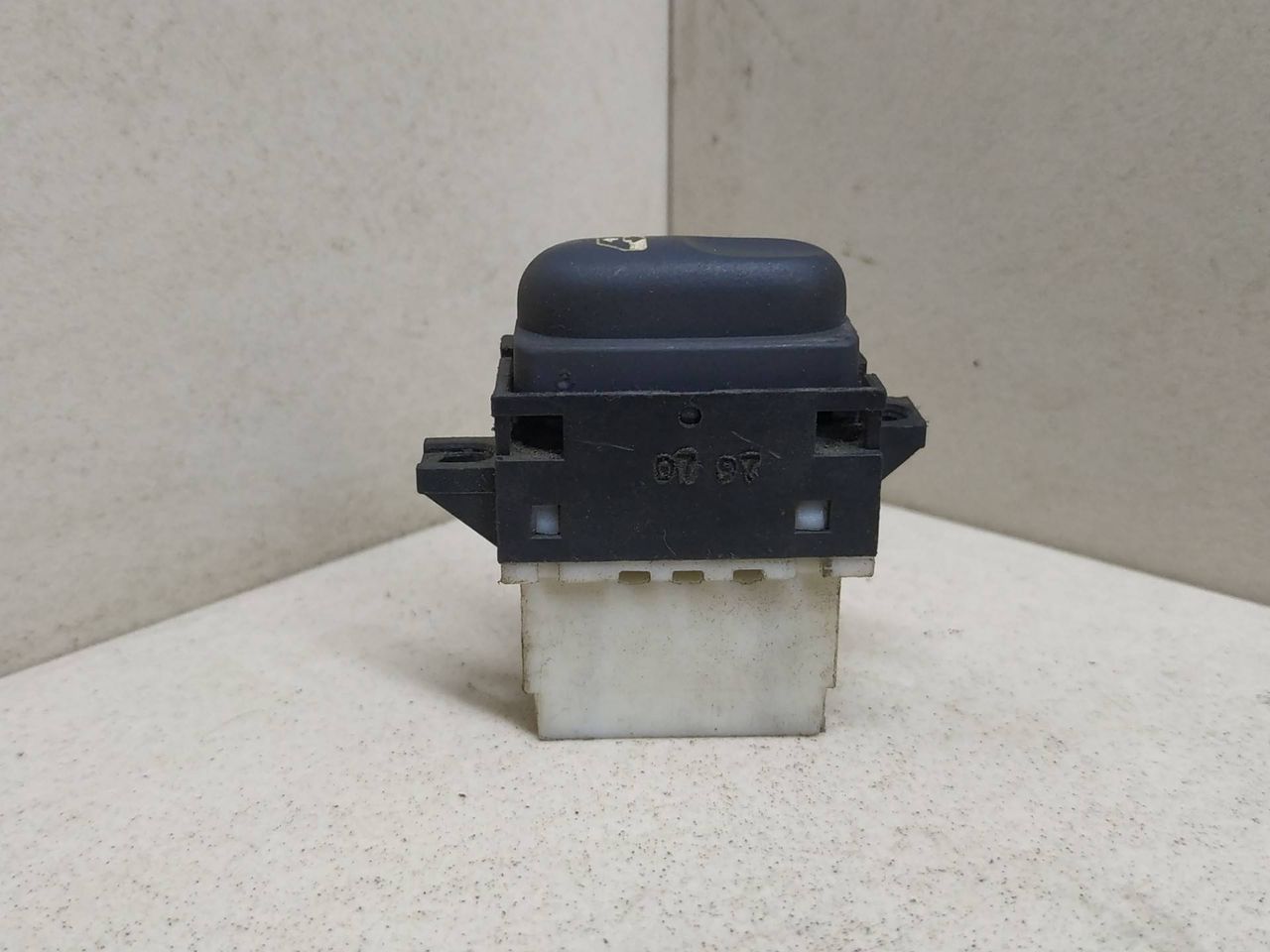кнопка стеклоподъемника двери Renault Scenic 1 поколение 1998 - фото №1