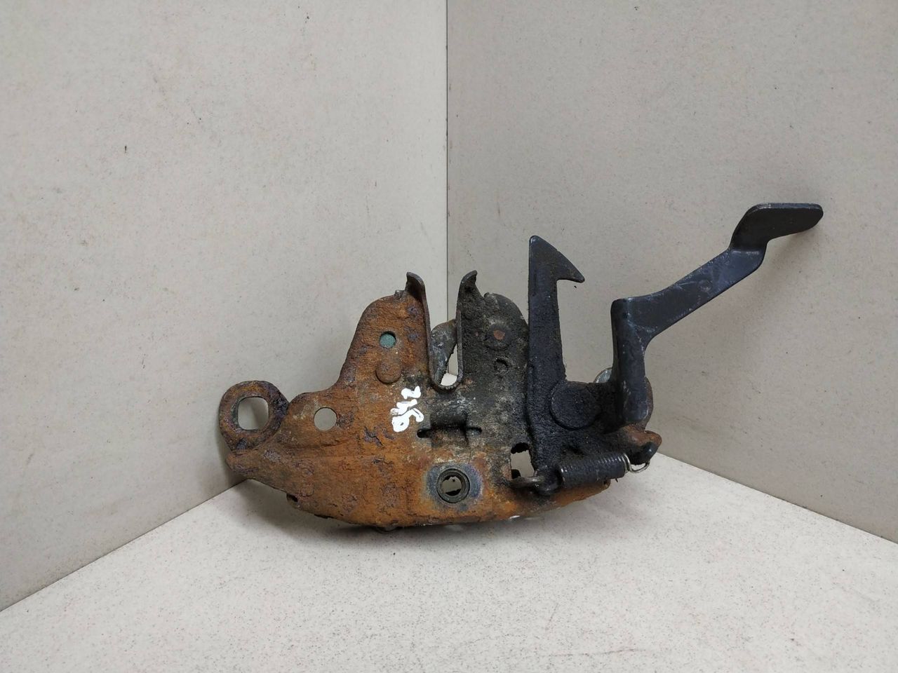замок капота Nissan Sunny N14 1991, 2.0 л., CD20, дизель, МКПП, белый, седан, передний привод, 6560152C10 - фото №1