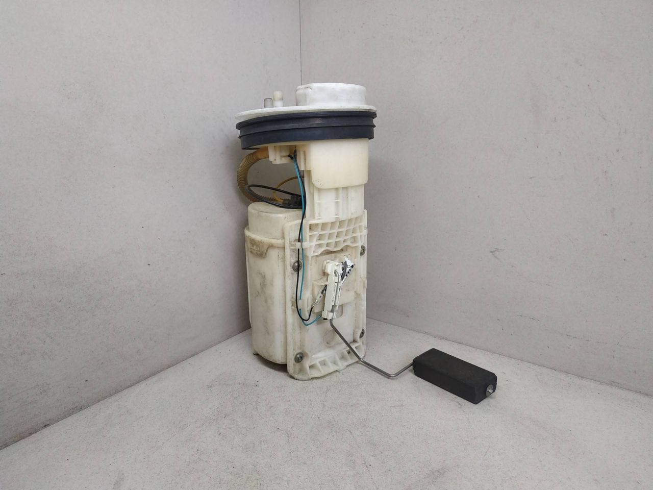 насос топливный Volkswagen Golf 4 поколение 2002, 1.4 л., бензин, 228.233001003, 1J0919051H - фото №1