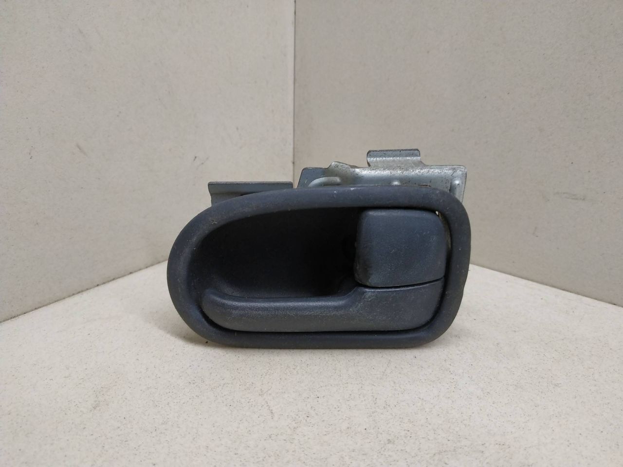 ручка внутренняя Mazda 626 GF 1998 - фото №1