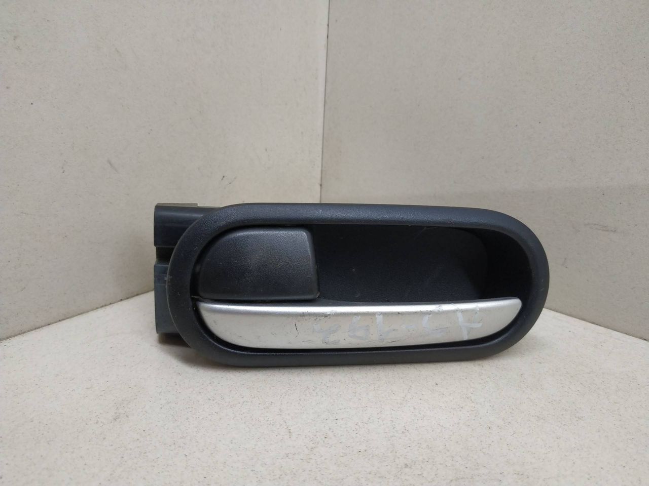 ручка внутренняя задняя левая Mazda CX-7 1 поколение 2008 - фото №1