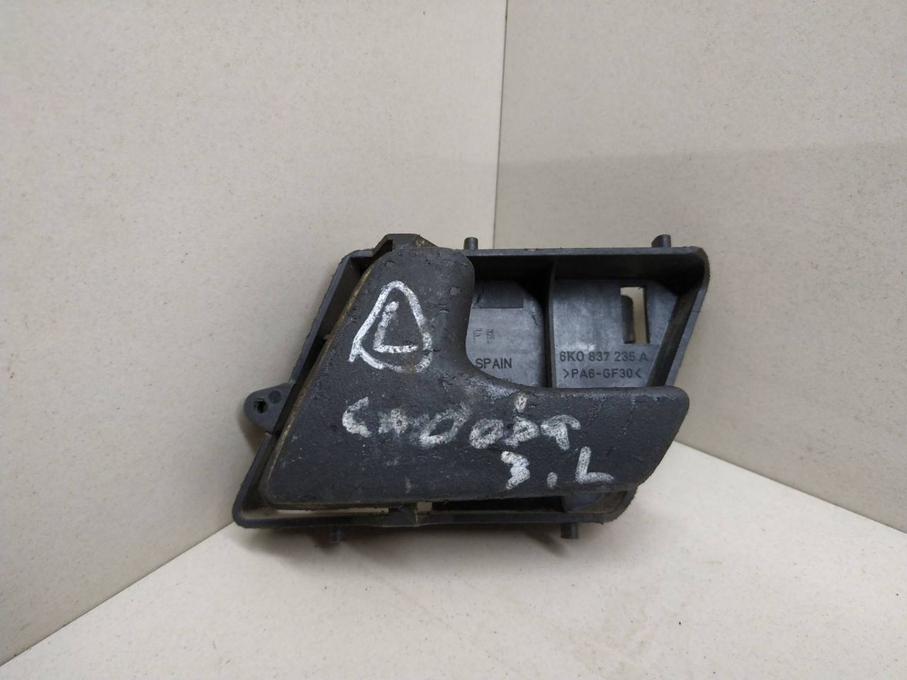 ручка внутренняя SEAT Cordoba 1 поколение 1996, 6K0837235A, 6K0837221C - фото №1