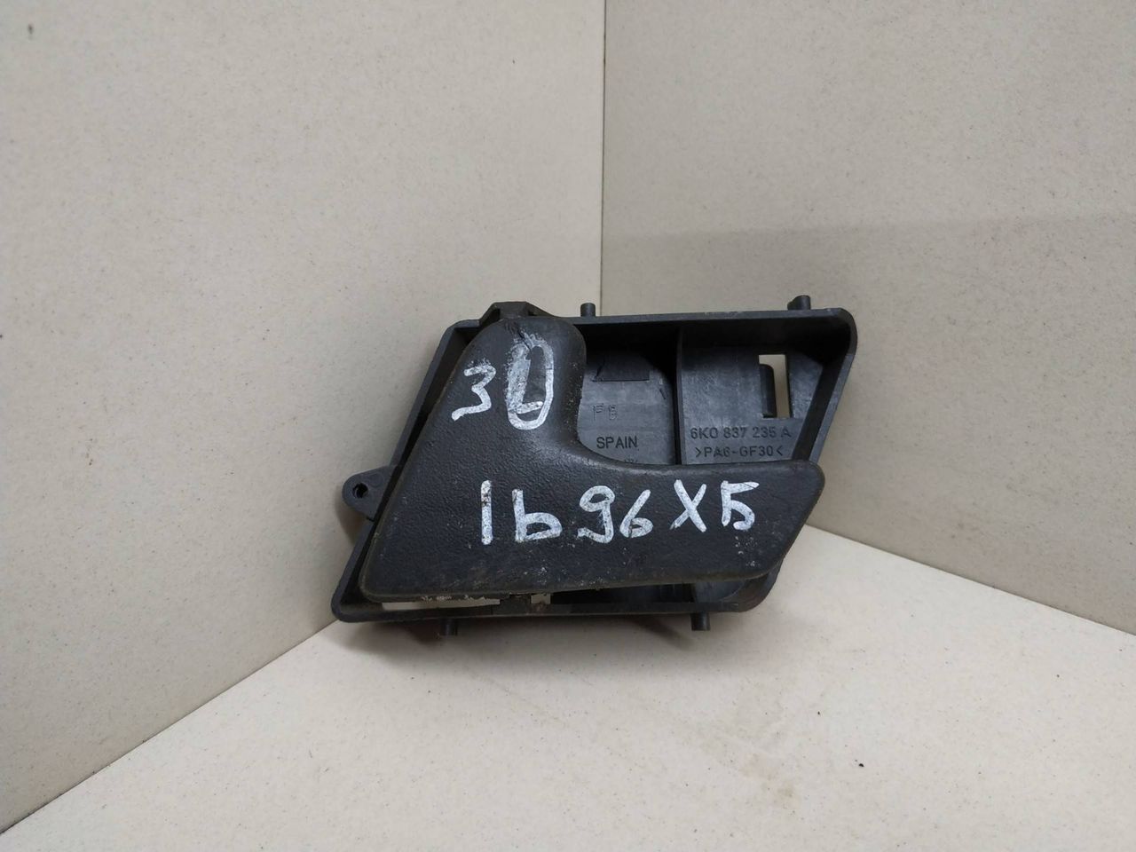 ручка внутренняя Volkswagen Polo 3 поколение 1995, 6K0837235A, 6K0837221C - фото №1