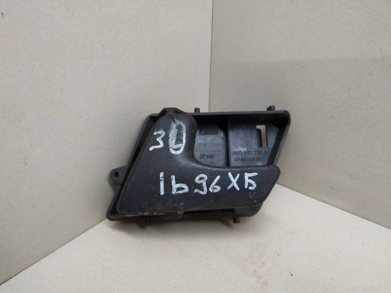 ручка внутренняя Volkswagen Caddy 2 поколение 1996, 6K0837235A, 6K0837221C - фото №1