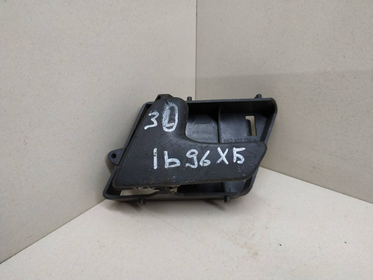 ручка внутренняя SEAT Cordoba 1 поколение 1996, 6K0837235A, 6K0837221C - фото №1