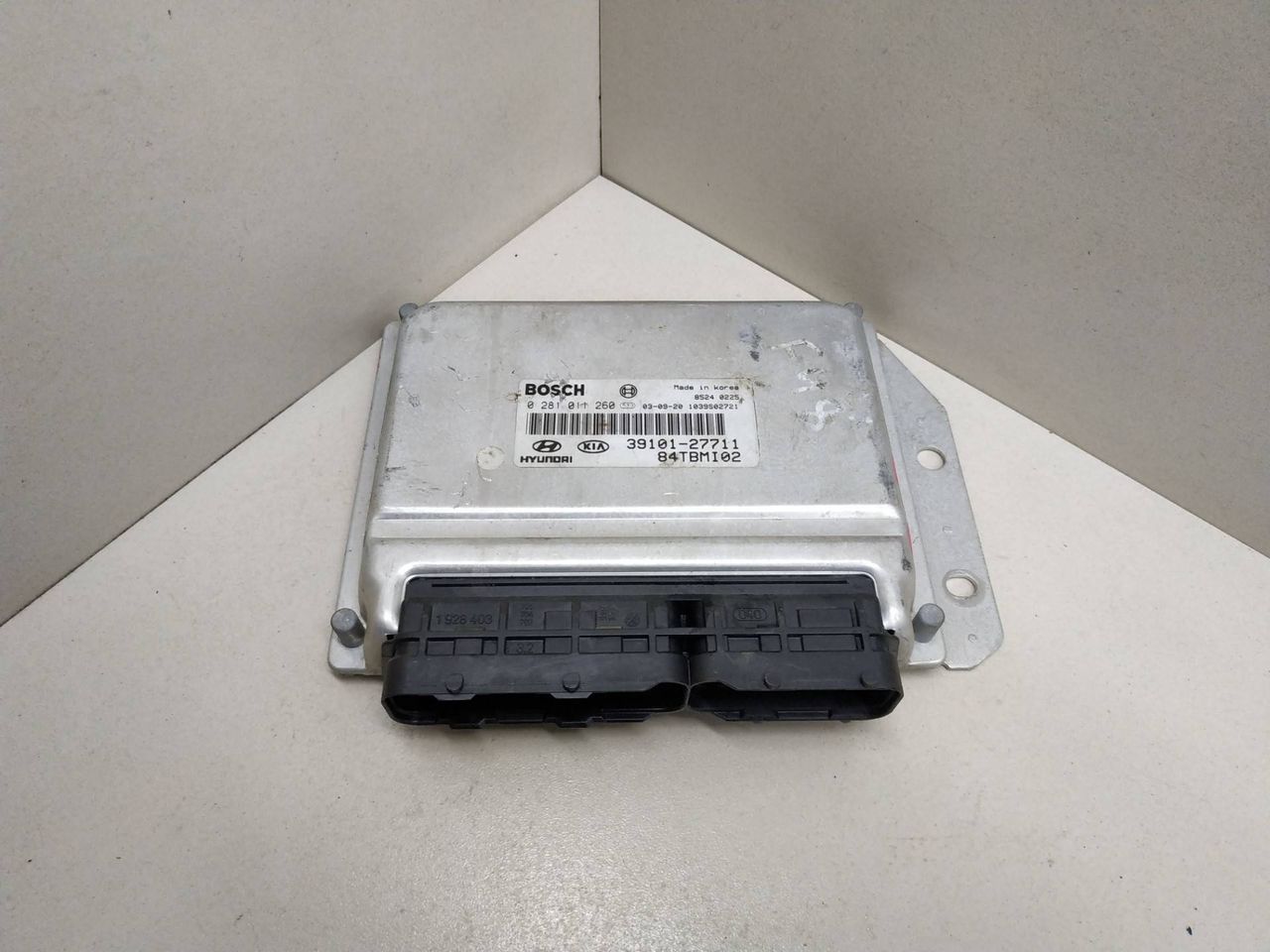блок управления двигателем Hyundai Getz 1 поколение 2003, BOSCH, 0281011260, 39101-27711, 84TBMI02 - фото №1
