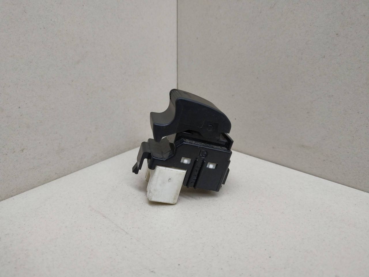 кнопка стеклоподъемника двери задней Toyota Prius 2 поколение 2005, 8403047021, 8403047020 - фото №1