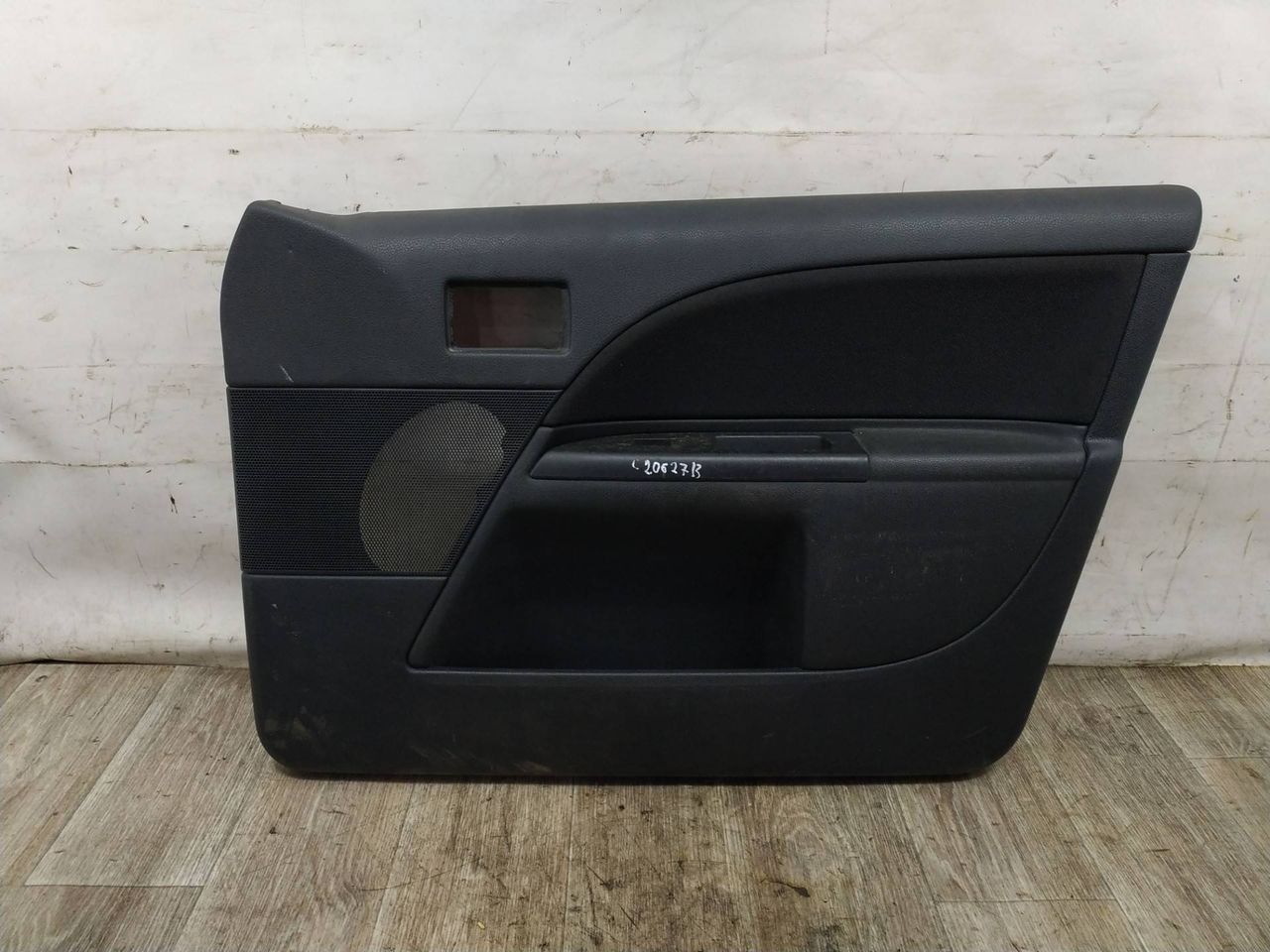 обшивка двери передняя правая Ford Mondeo 3 поколение 2003, 2.0 л., TDCi, дизель, 5МКПП, серебристый, хетчбэк 5 дв., передний привод, 4S7XF23890 - фото №1