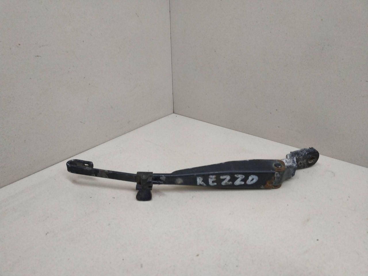 щеткодержатель задний Daewoo Rezzo KLAU 2003 - фото №1