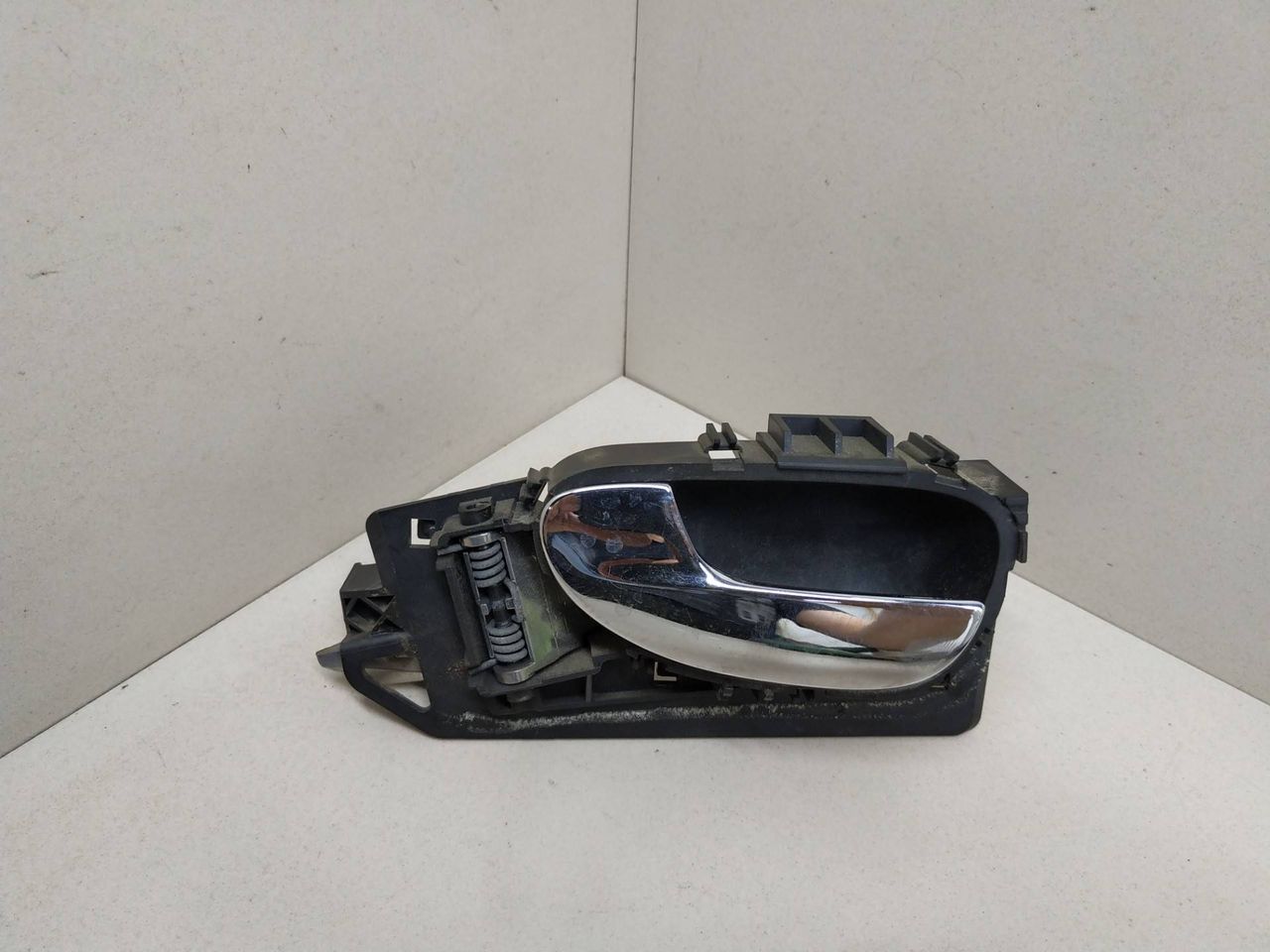 ручка внутренняя передняя левая Peugeot 307 1 поколение 2003, 2.0 л., HDi, RHY (DW10TD), дизель, 5МКПП, синий, универсал, передний привод, 9643604577 - фото №1