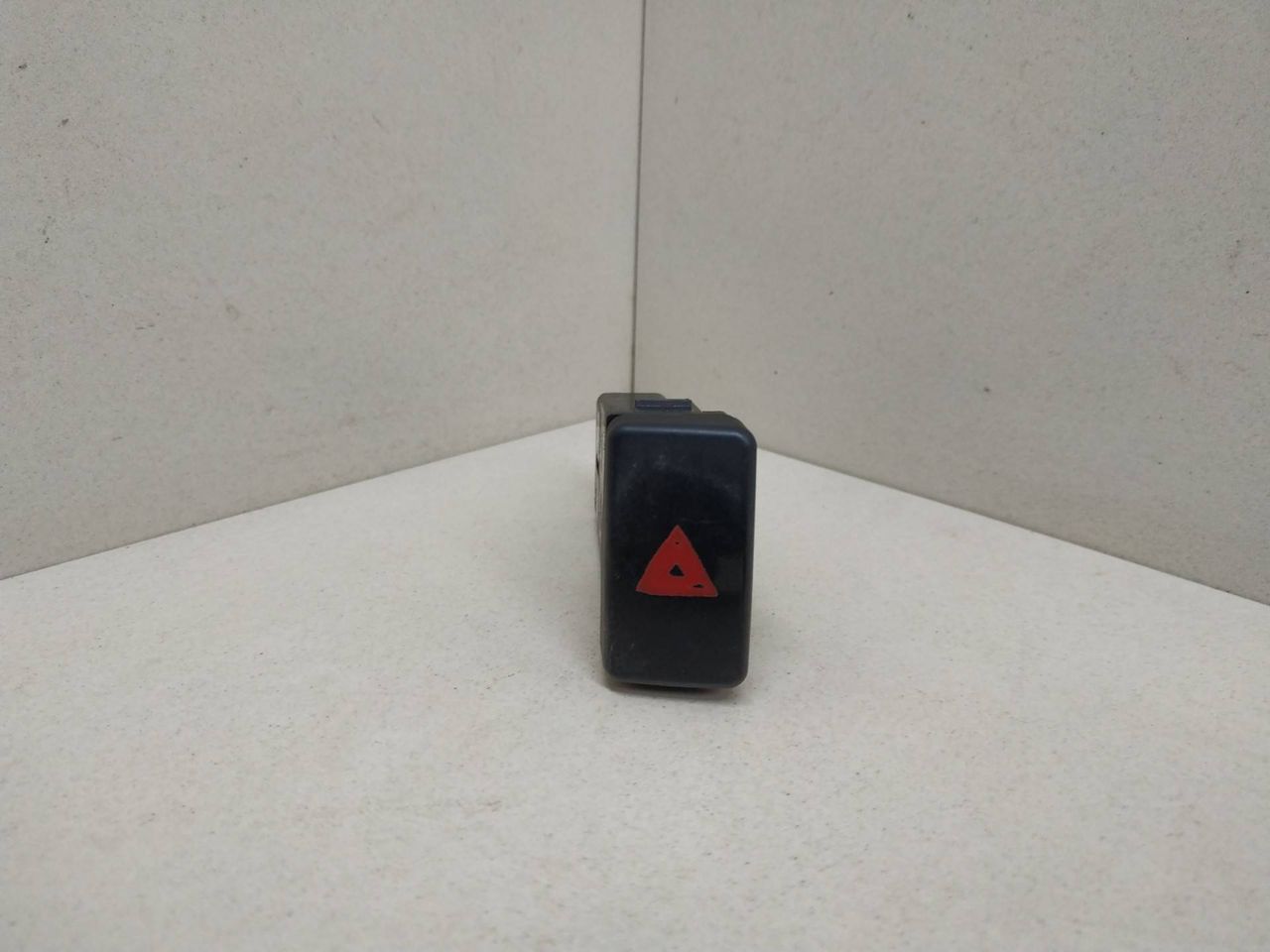 кнопка аварийной сигнализации Hyundai Sonata 5 поколение 2006, 2.0 л., бензин, АКПП, 864W0140 - фото №1