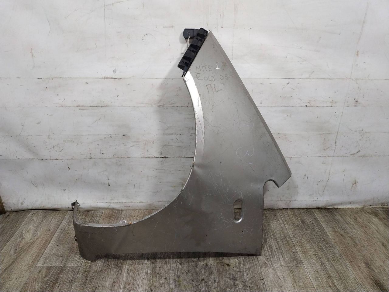 крыло переднее левое Mitsubishi Colt 6 поколение (Z20/Z30) 2006, серый, MN161903, 5220D125 - фото №1