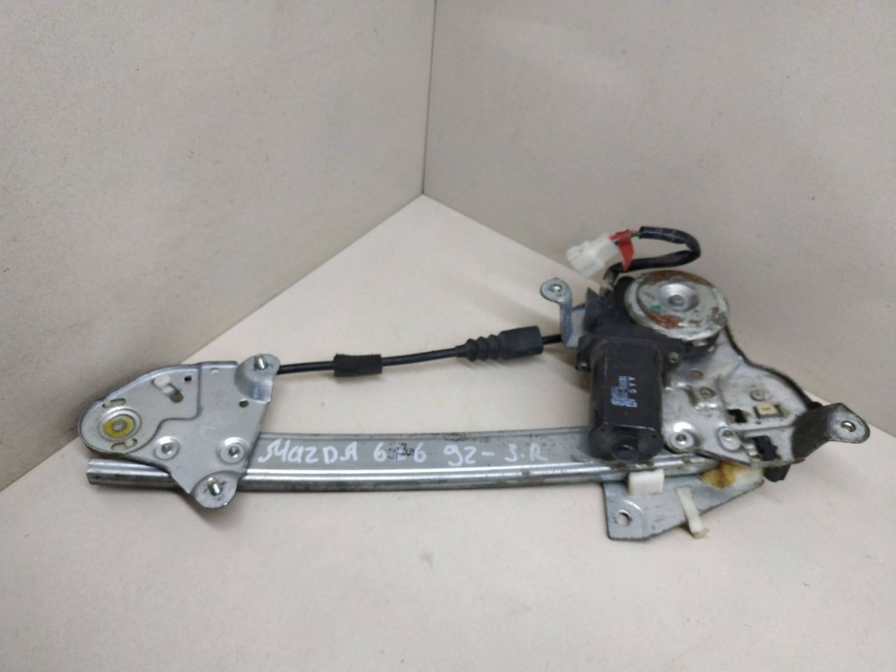стеклоподъемник электрический задний правый Mazda 626 3 поколение 1992, 36501-61631, KOITO - фото №1
