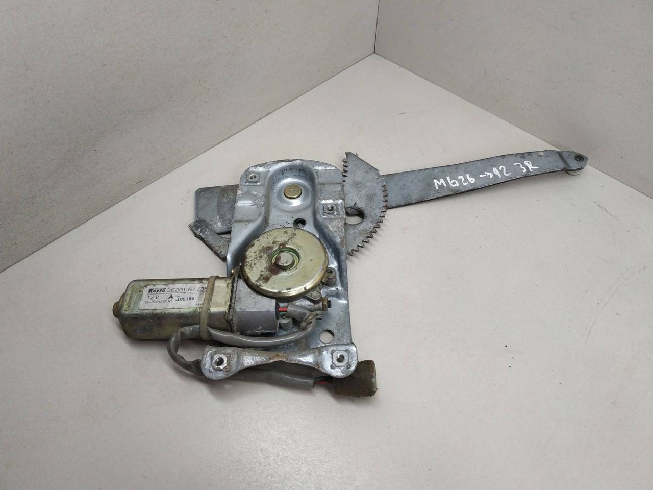 стеклоподъемник электрический задний правый Mazda 626 3 поколение 1992, 36201-61138, KOITO - фото №1