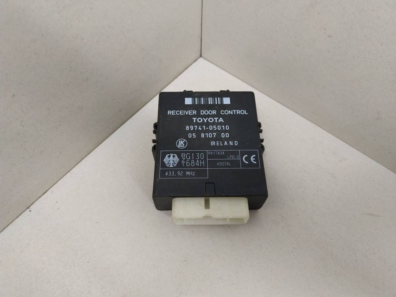 блок управления центральным замком Toyota Avensis 1 поколение (T220) 1998, 89741-05010, 05810700 - фото №1