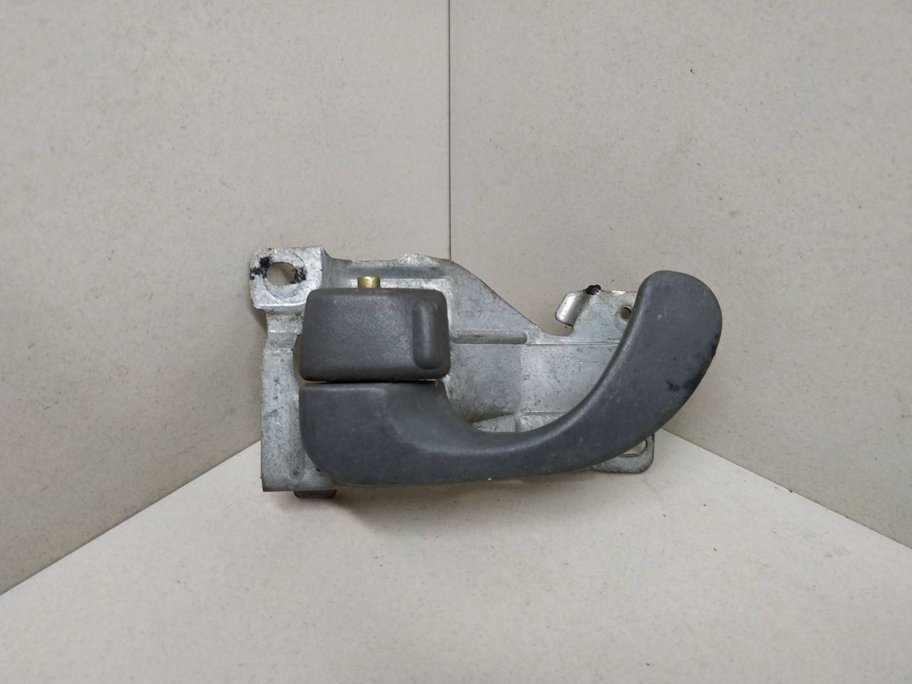 ручка внутренняя Mitsubishi Lancer 7 поколение 1997 - фото №1