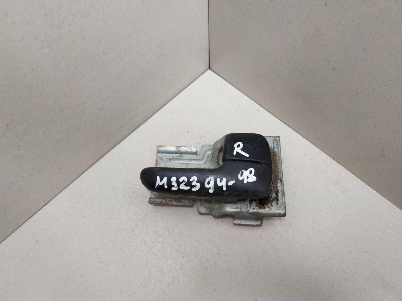 ручка внутренняя Mazda 323F BA 1997 - фото №1