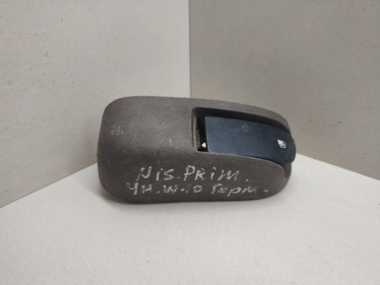 кнопка открытия лючка топливного бака Nissan Primera P10 1995 - фото №1