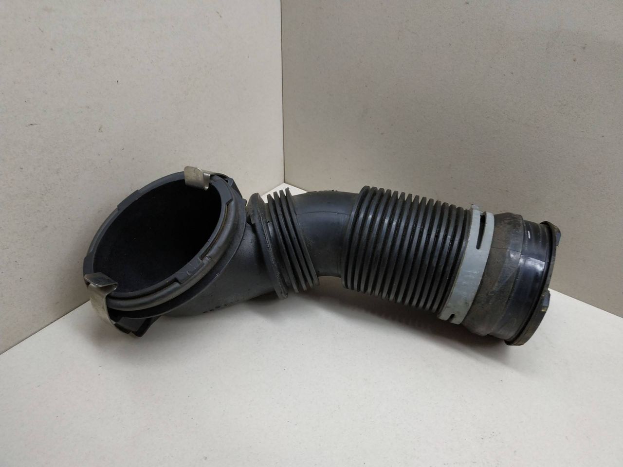 патрубок интеркулера Volkswagen Passat B6 2008, 2.0 л., i, BPY, бензин, АКПП, серый, седан, передний привод, 06F129627G - фото №1