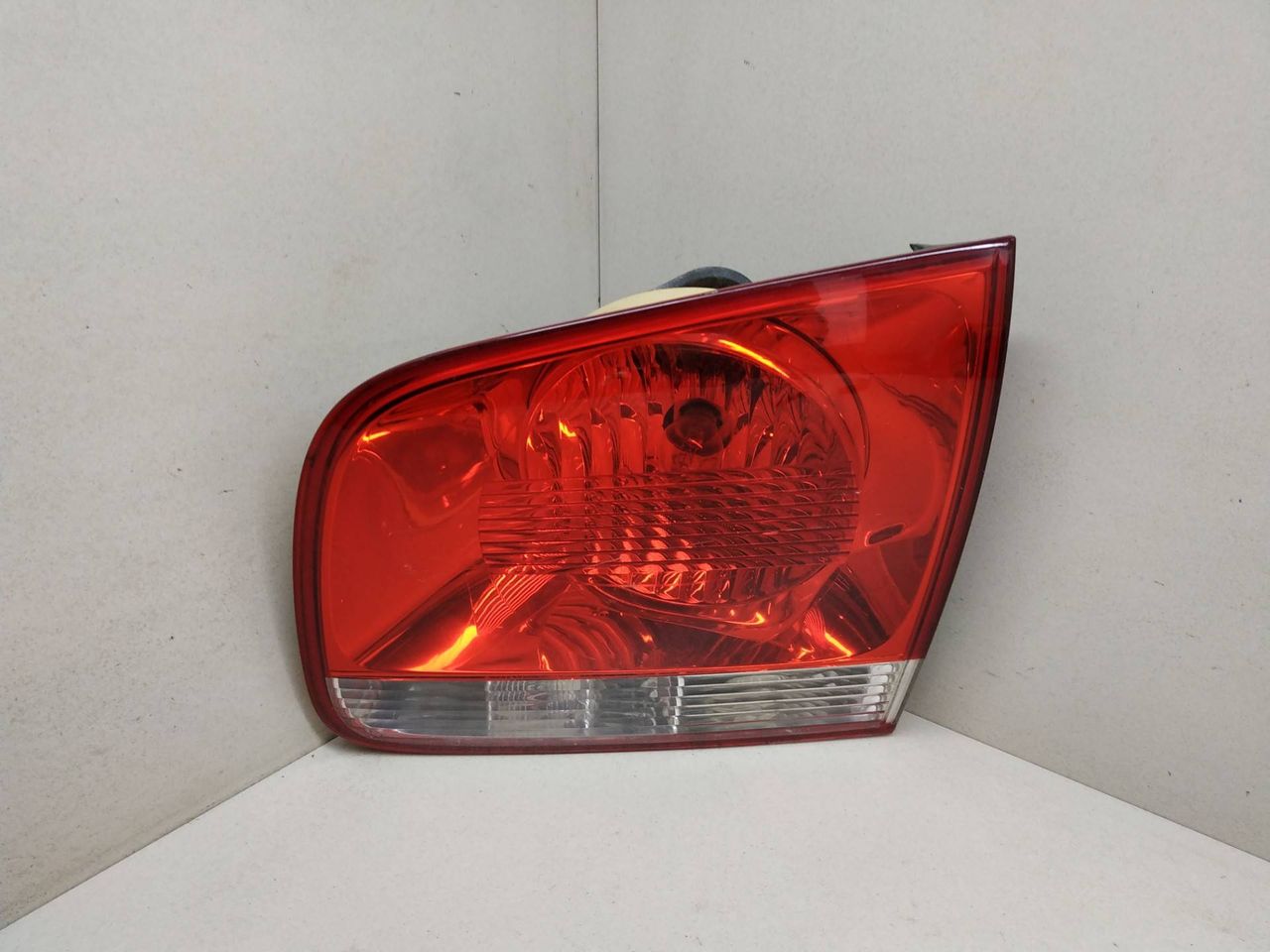 фонарь крышки багажника левый Volkswagen Touareg 1 поколение 2005, 3.2 л., i, BMX, бензин, АКПП, серый, внедорожник 5 дв., полный привод, 28268003, 7L6945094H - фото №1