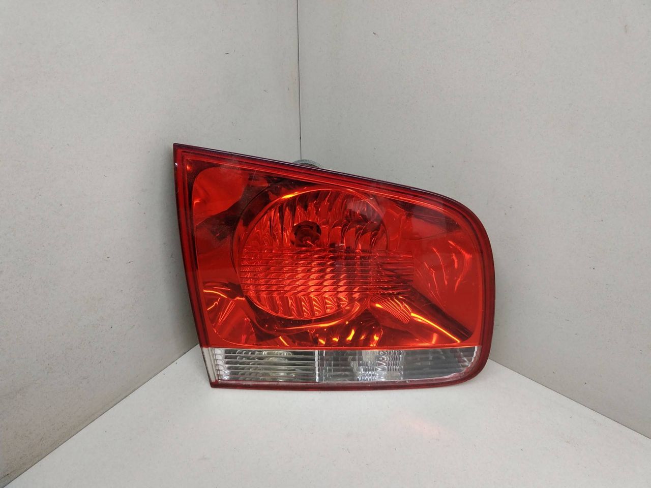 фонарь крышки багажника правый Volkswagen Touareg 1 поколение 2005, 3.2 л., i, BMX, бензин, АКПП, серый, внедорожник 5 дв., полный привод, 28269003, 7L6945093J - фото №1