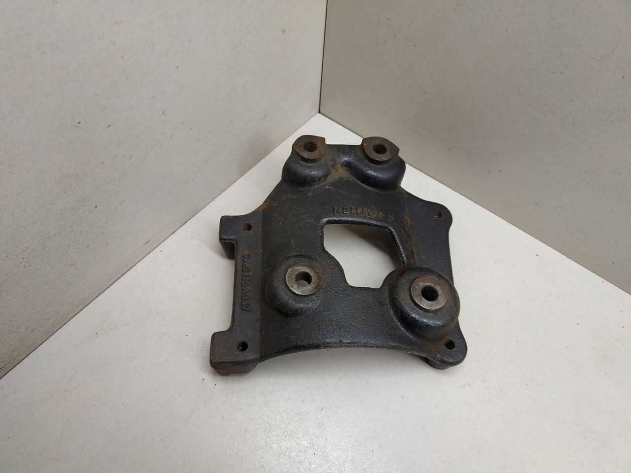 кронштейн компрессора кондиционера Mitsubishi Carisma 1 поколение 1999, MB958179 - фото №1