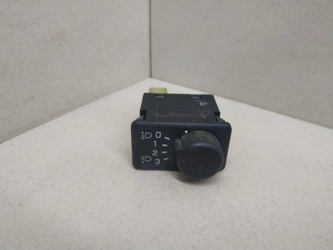 кнопка корректора фар Nissan Almera N16 2001, 1.8 л., i, QG18DE, бензин, МКПП, серебристый, хетчбэк 5 дв., передний привод, 37090A - фото №1